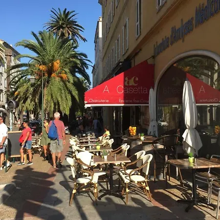Au Coeur De La Vieille Apartament *